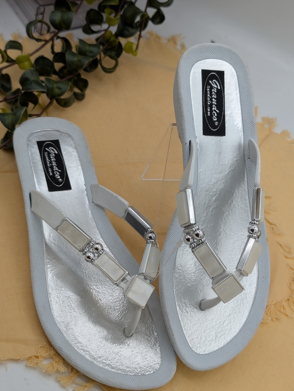 Grandco White Flip Flop Sandals Women’s Size 8 Beaded Embellished Comfort Slides